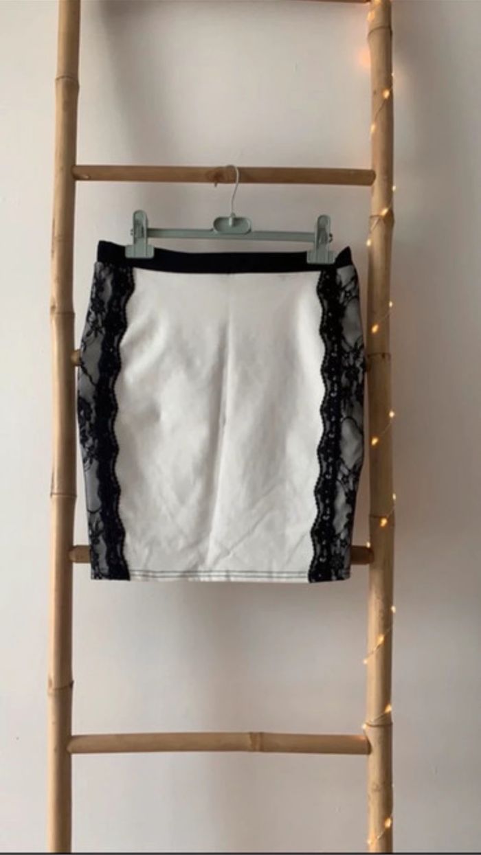 Jupe blanche avec dentelle noire - photo numéro 2