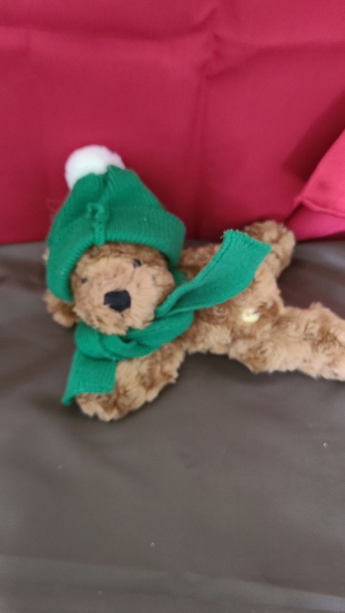 peluche ours couché bonnet et echarpe verte sokid - photo numéro 2