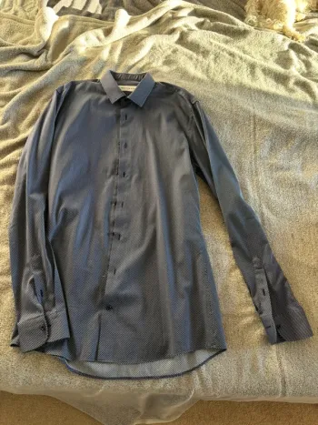 Chemise bleu marine à pois blancs