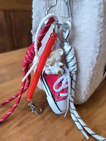 Porte clés gri-gri de sac Mickey converse rouge