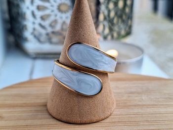Bague Doré ouverte, avec du nacre blanc, Elégant et Minimaliste, Ajustable
