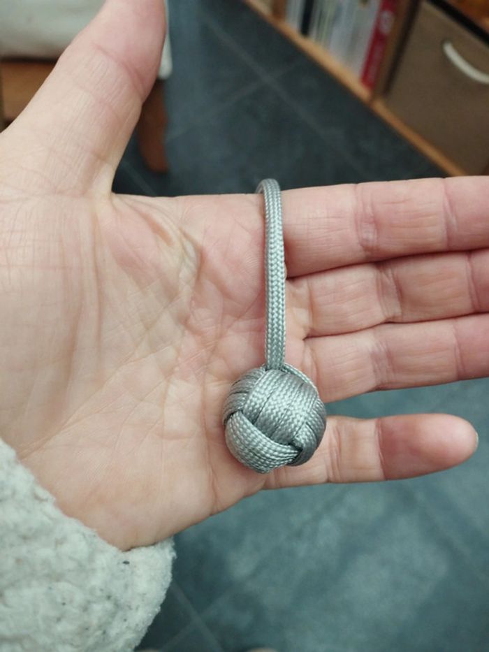 Porte clé en pomme de touline fait main gris - photo numéro 3