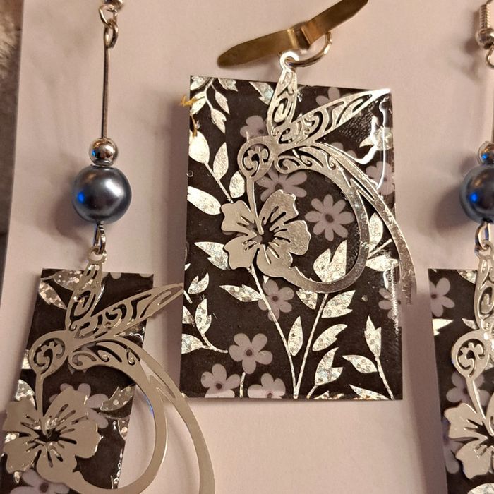 Boucles d'oreilles pendante avec pendentif assortie noir et grise - photo numéro 9