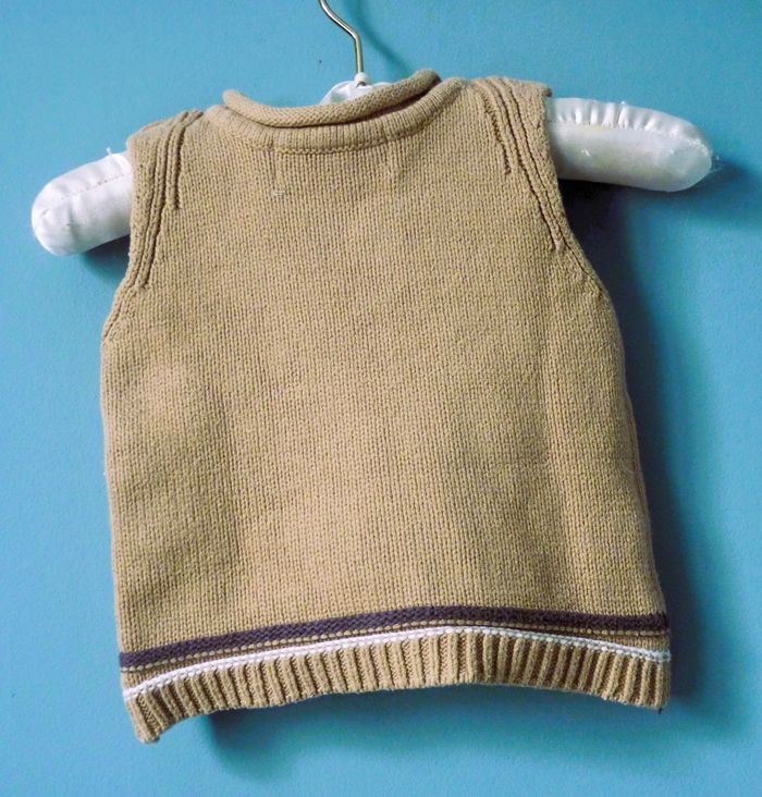 Pull bebe garçon collection Peter Rabbit 12 mois TBE lapin beige sans manches - photo numéro 3