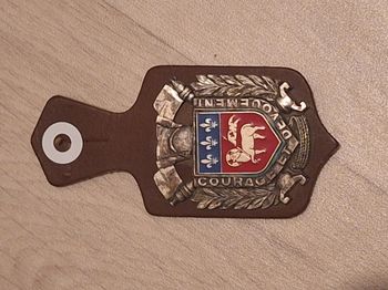 Pucelle sapeurs-pompiers Rouen avec support cuir – “Courage et Dévouement”