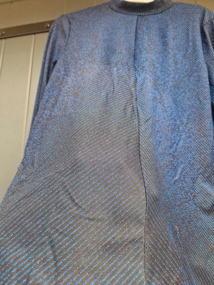 T-shirt noir col haut avec brillant bleu - photo numéro 6