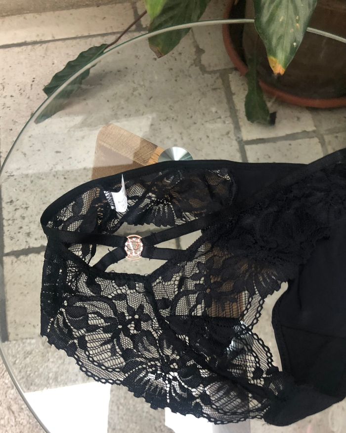 string noir dentelle et bijoux 36 - photo numéro 5