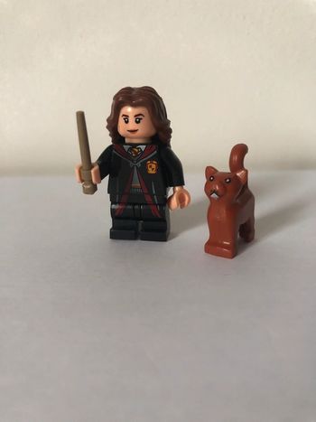 Figurine type lego Hermione Granger et son chat. Harry Potter