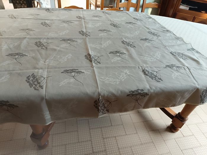 Nappe rectangle vert imprimée (140 x 246 cm)