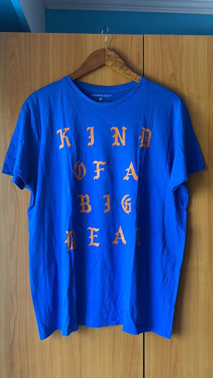 Tee-shirt bleu avec inscription CedarWoodState L