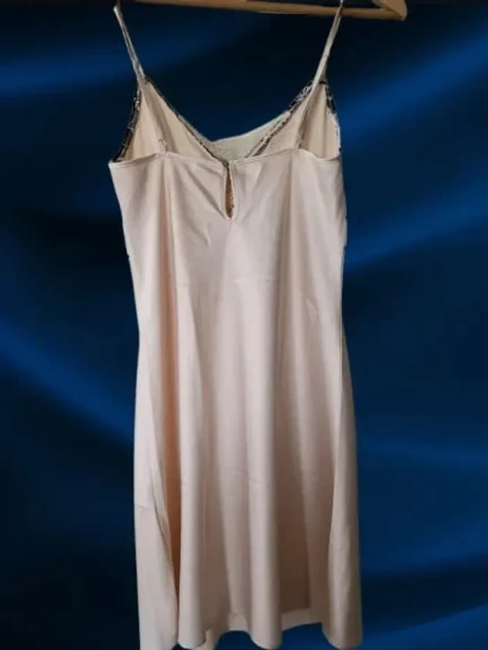 Nuisette neuve en satin marque Darjeeling Taille 38 - photo numรฉro 3