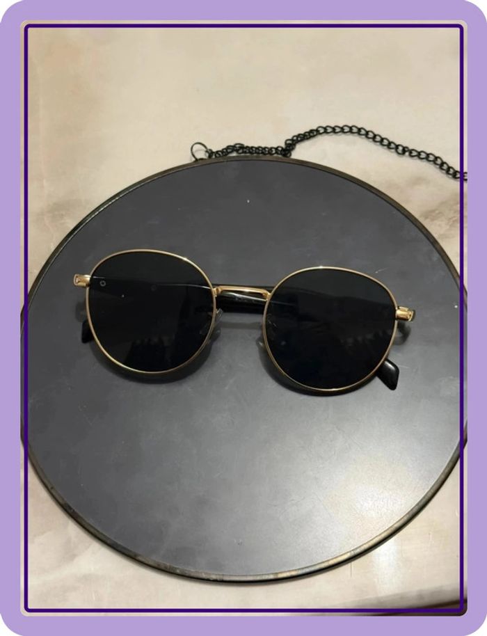 Lunette de soleil ronde noire dorée