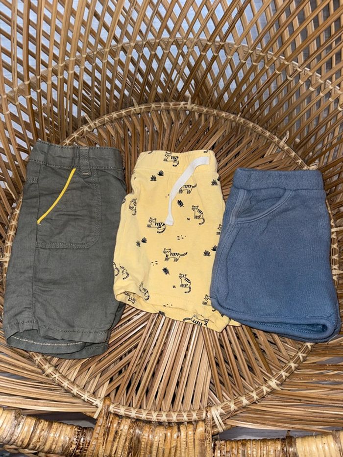 Lot de 3 shorts (1 de 18 mois et 2 de 24 mois)