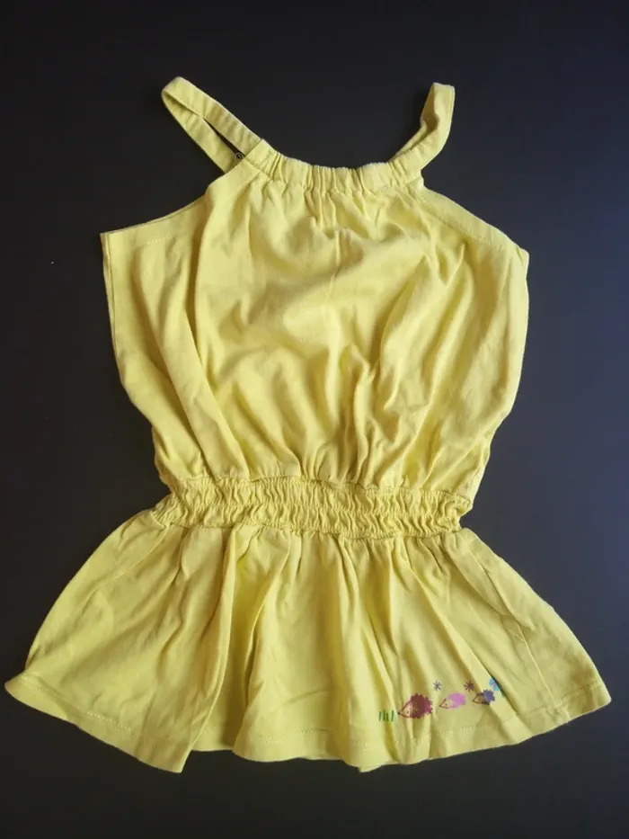 Robe jaune cintrée fines brettelles en 24 mois