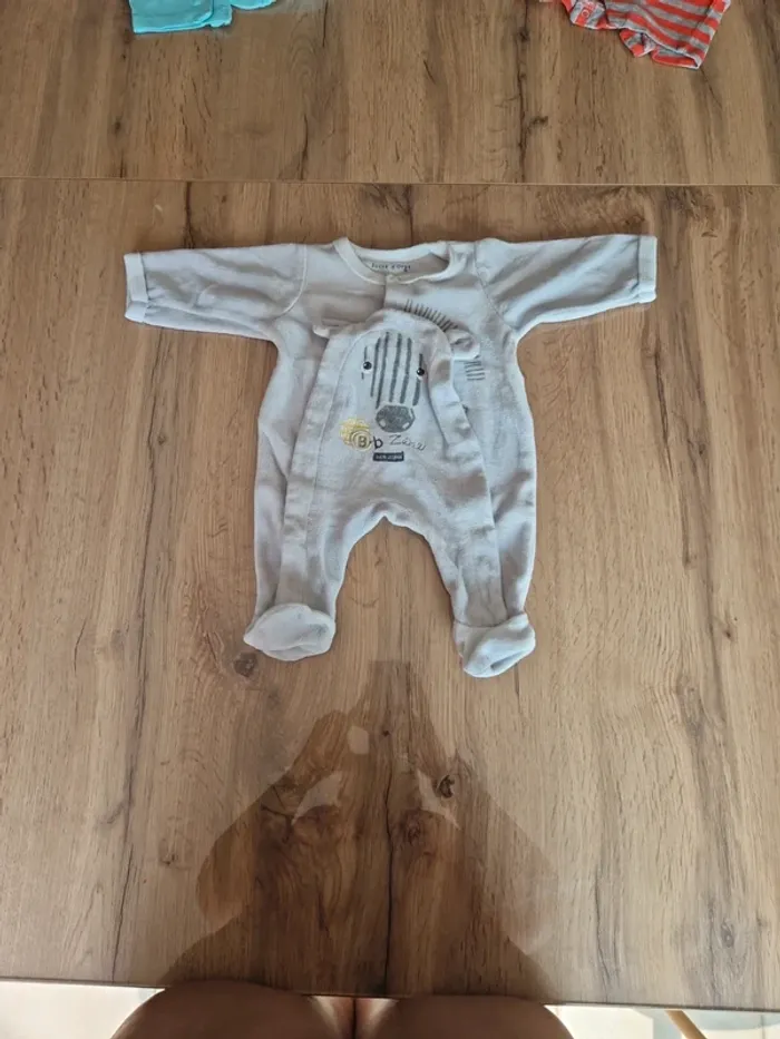 Lot - 2 bodies  + 3 pyjamas - 1 mois - photo numéro 4