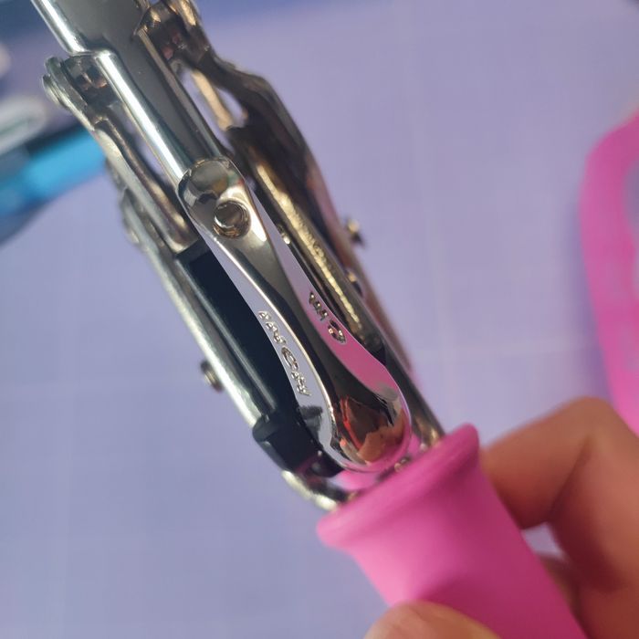 Perforatrice we r memory Keepers pince crop a dile rose avec boîte et oeillets - photo numéro 5