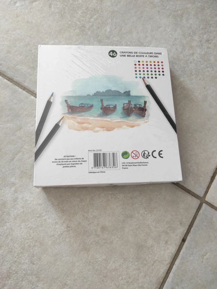 46 crayons de couleur dans leur boîte à tiroirs - photo numéro 2