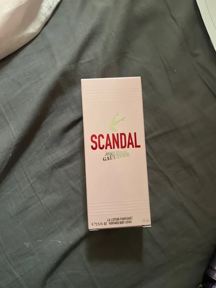 Lotion parfumé pour le corps scandal