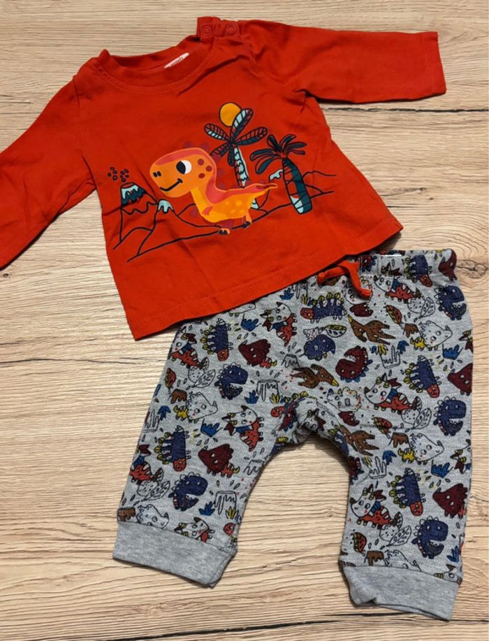 Ensemble T-shirt manches longues et pantalon dinosaures 3 mois