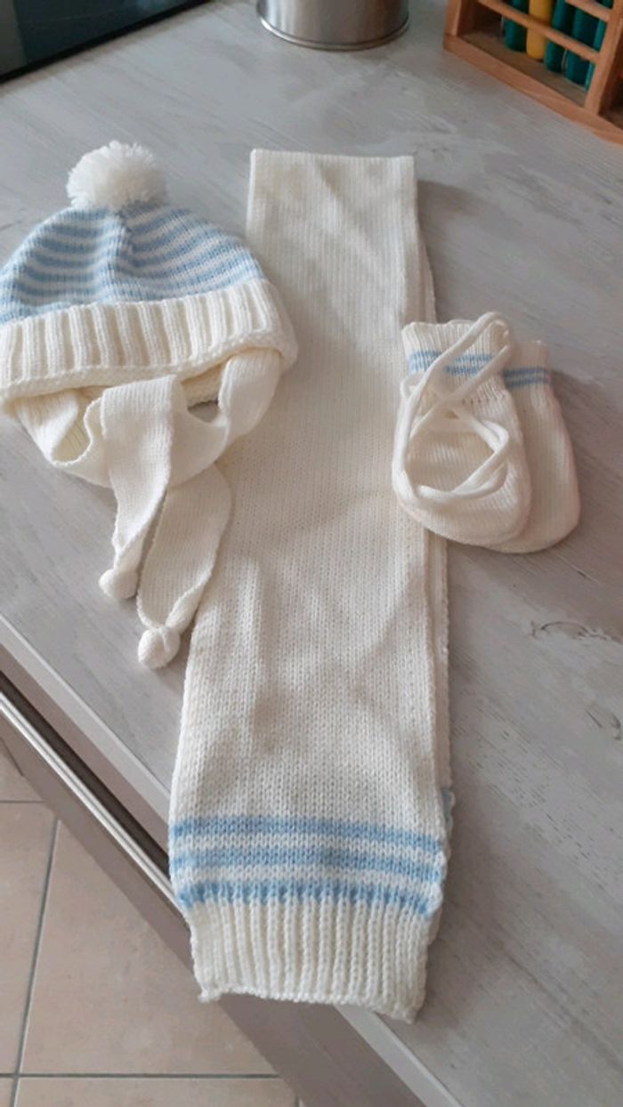 Ensemble neuf bonnet moufles écharpe naissant
