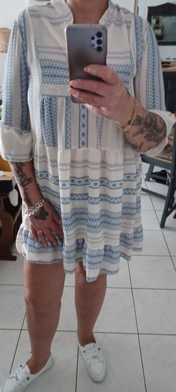 Très jolie robe courte d'été femme T U lisez bien l'annonce surtout.
