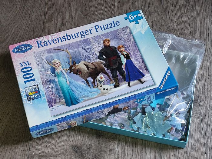 Lot 5 puzzles ( Disney...etc... )