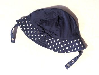 Chapeau Bob Bleu Ruban Coeurs Blancs Attache Bouton Vêtement Accessoire Petits Enfants Bébés