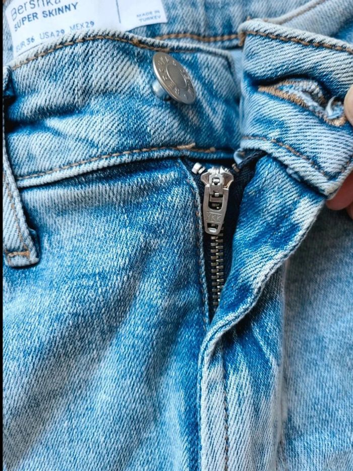 Jean Bershka Homme 36 – slim destroy bleu clair – effet déchiré tendance – look casual urbain - photo numéro 10