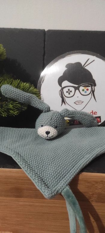 Doudou prénatal lapin petits tricots bleu blanc noir Laine Plat Carré