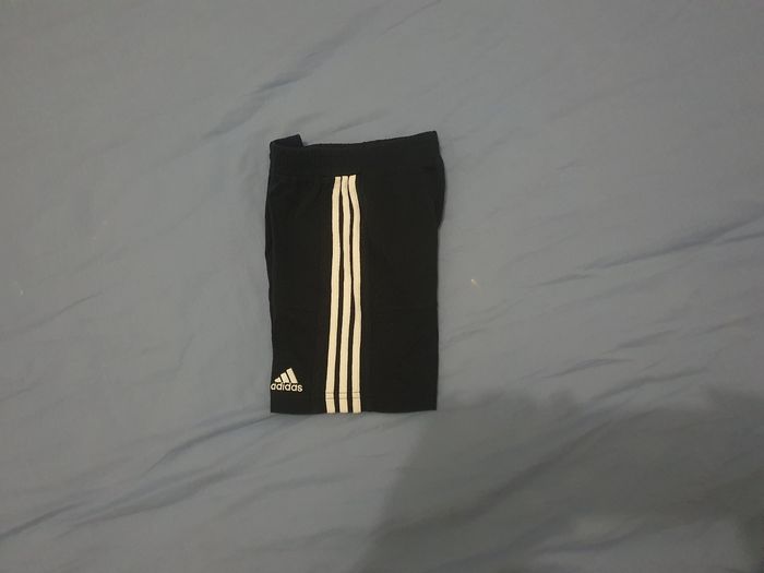 Short Adidas taille 2 ans