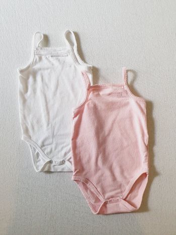 Lot bodies taille 6mois en très bon état