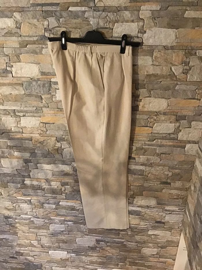 Très beau pantalon beige tissu effet velours daim taille 44