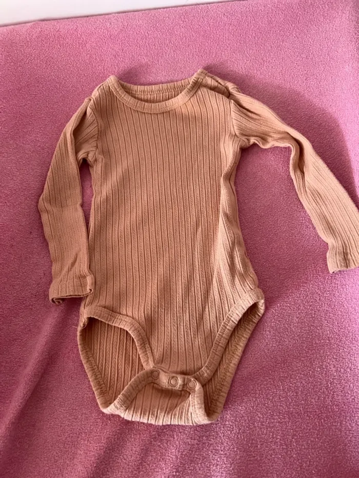 Lot de 11 bodys taille 12 mois - photo numéro 10