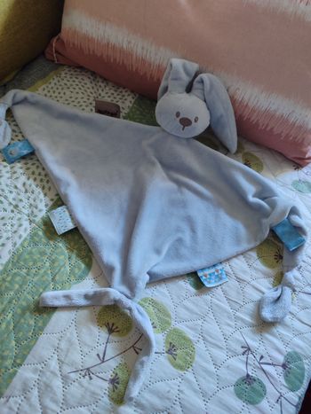 Doudou lapin bleu nattou lange