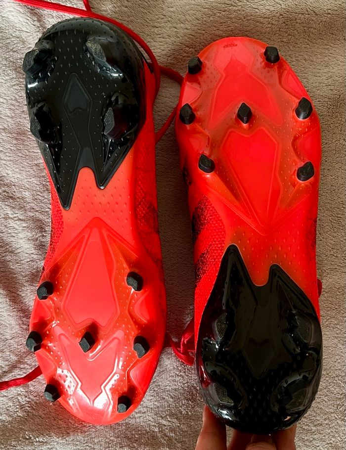 Crampons Adidas Predator taille 42 + Protège-tibias Adidas Tiro - Comme neufs - photo numéro 4