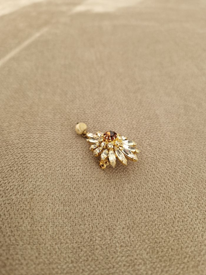 Broche dorée vintage avec ses perles brillantes et sa perle - photo numéro 8