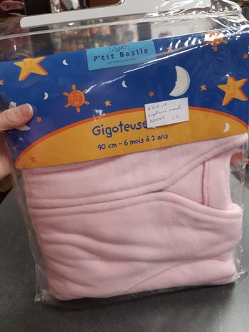Avec bras et jambes
Polaire rose pâle 
De 6 à 24 mois p'tit