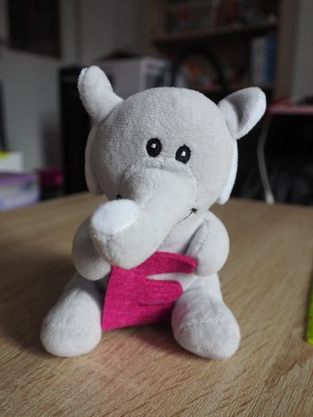 Peluche éléphant avec lettre E