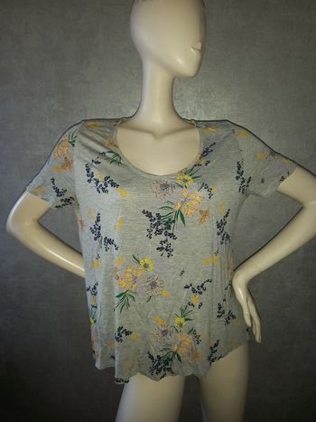 tee shirt gris à fleur taille 42