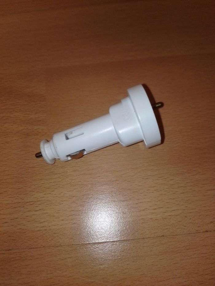 Adaptateur secteur pour mettre sur l'allume cigare