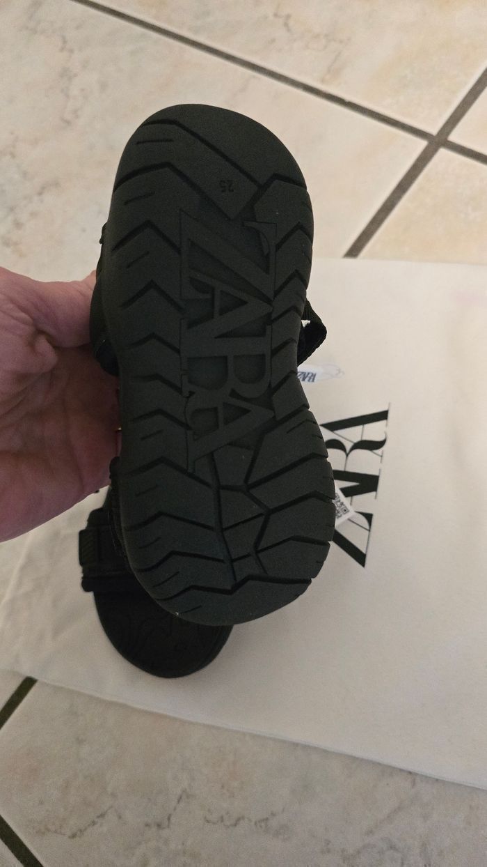 Neuves (non portées) 🏷💙😍🤩sandales pointure 25 garçon 💙😍🤩 - photo numéro 3