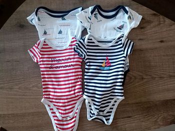Lot 4 bodies manches courtes 6 mois