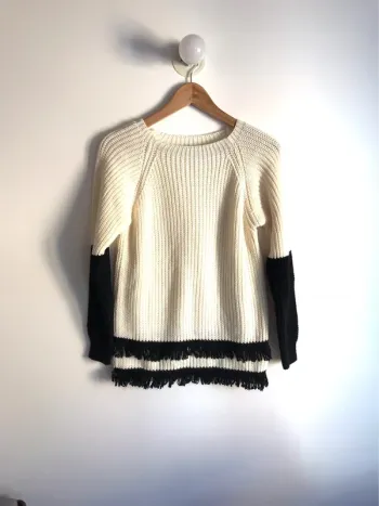 Pull blanc à franges noires taille S