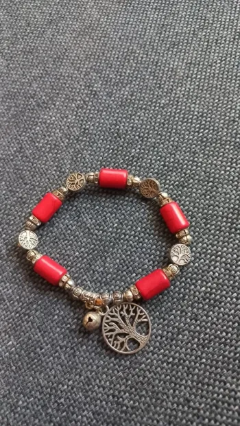 Bracelet fantaisie femme . Rouge arbre de vie