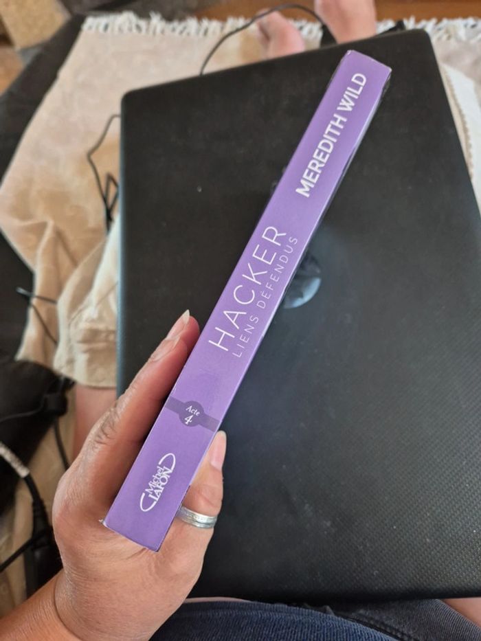 livre Hacker liens défendus de Meredith Wild - photo numéro 2