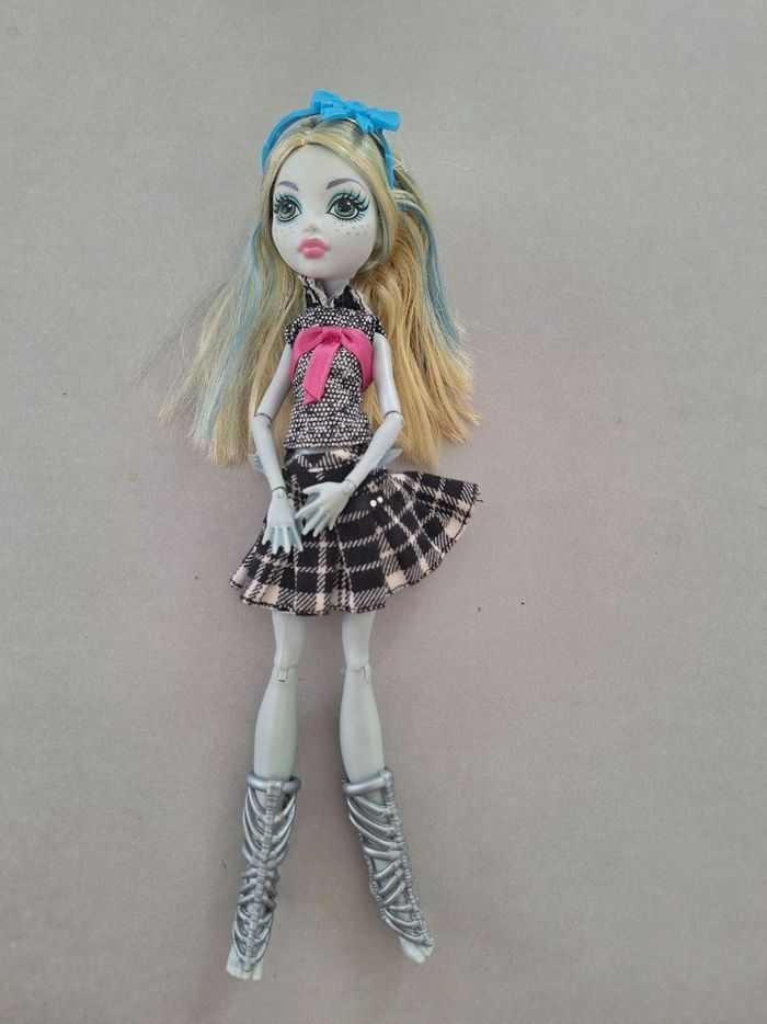 Lot 9 poupées monster high et supports - photo numéro 9