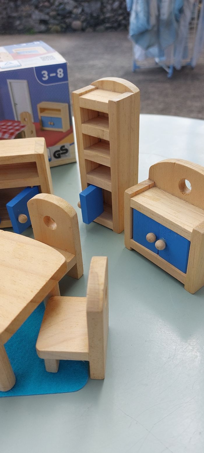 Petits meubles en bois pour maison de poupée - photo numéro 6
