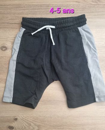 Short taille 4-5 ans très bonne etat