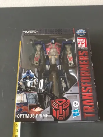 Figurine optimum prime transformers universal studio hasbro