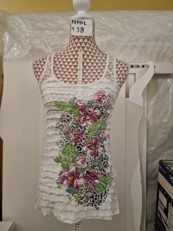 Débardeur, blanc à motif coloré et strass, dentelle épaules et dos, en très très bon état, en polyes